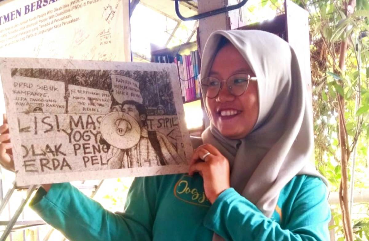 Dwi Hasri Tunjukkan Lukisan Bakar Berbahan Kertas Daur Ulang, Inovasi Kreatif FKDC untuk Pemberdayaan Difabel